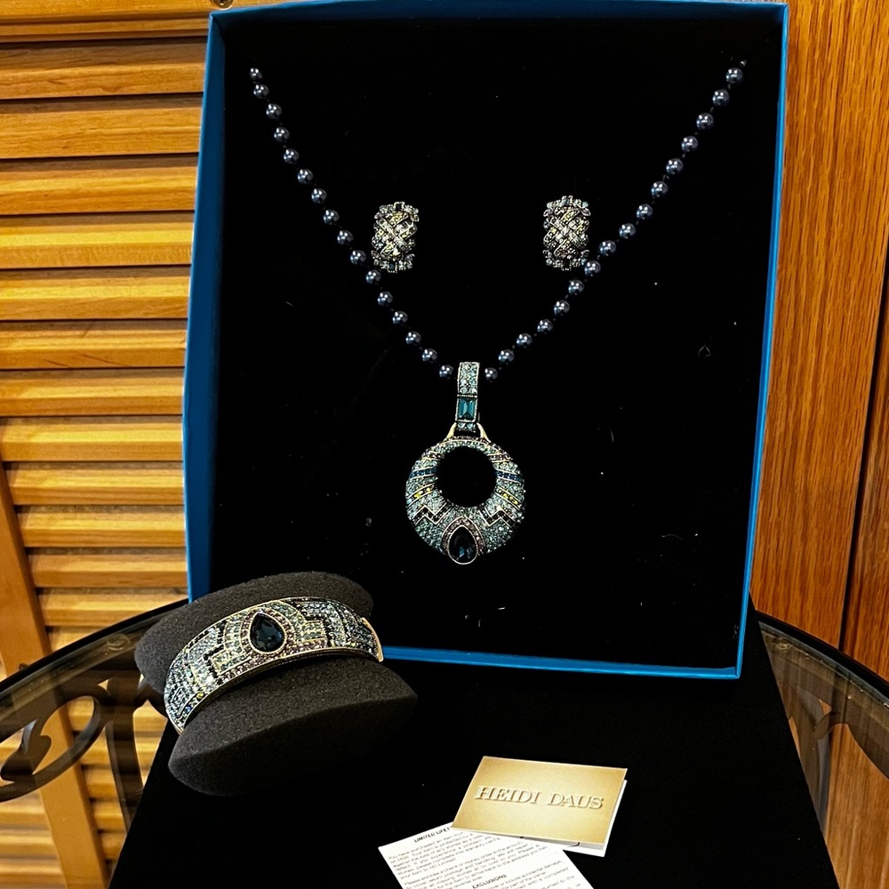 Heidi Daus Navy & Aqua Pearl & Crystal Necklace/Bracelet/Earrings Set 💙💎